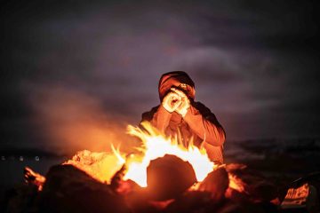 Erstelle ein Bild von freundlichen, flauschigen Monstern, die sich um ein Lagerfeuer versammeln.