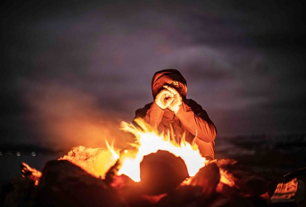 Erstelle ein Bild von freundlichen, flauschigen Monstern, die sich um ein Lagerfeuer versammeln.