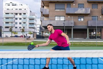 Hilf mir, die Regeln des Pickleball und andere hilfreiche Tipps zu verstehen